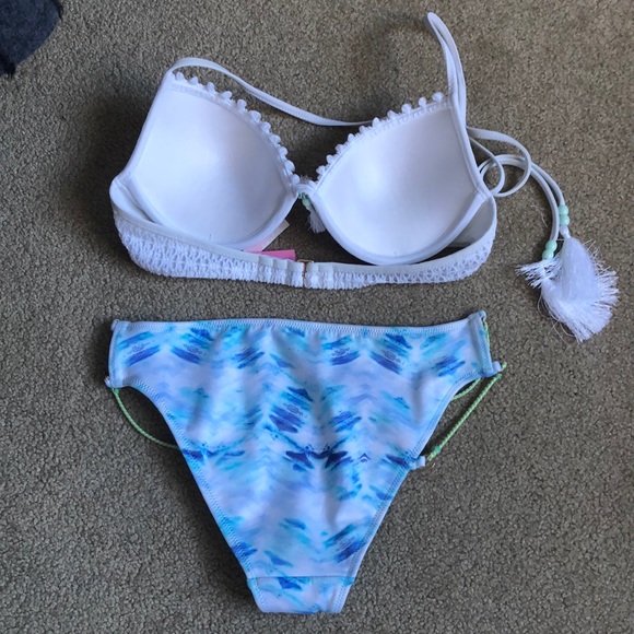 Victoria’s Secret Bikini - Picture 2 of 3